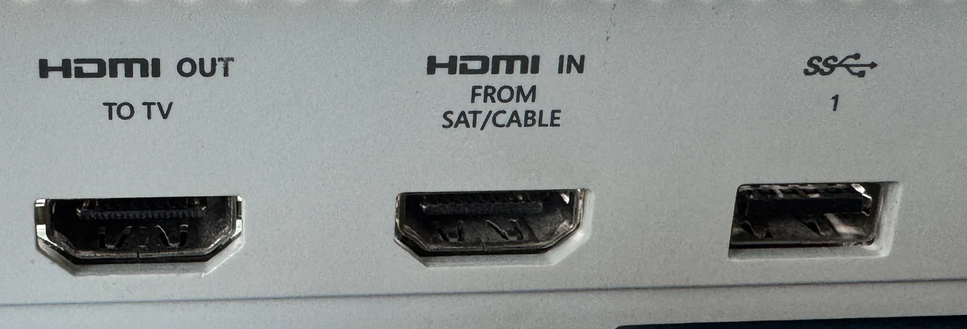HDMI OUT a HDMI IN na zadní straně otevřené konzole Xbox